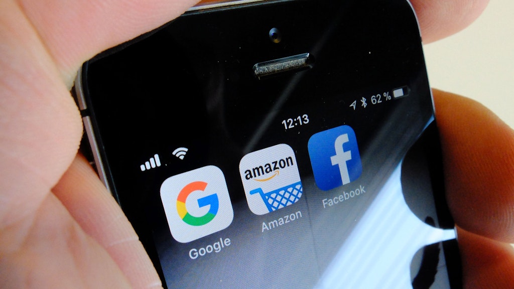 Logos für Apps der US-Internetkonzerne Google, Amazon und Facebook sind auf dem Display eines iPhone zu sehen.