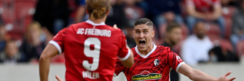 Freiburg jubelt: Torschütze Lucas Höler bedankt sich nach dem 3:0 gegen den VfB- Stuttgart beim Vorlagengeber Roland Sallai. 