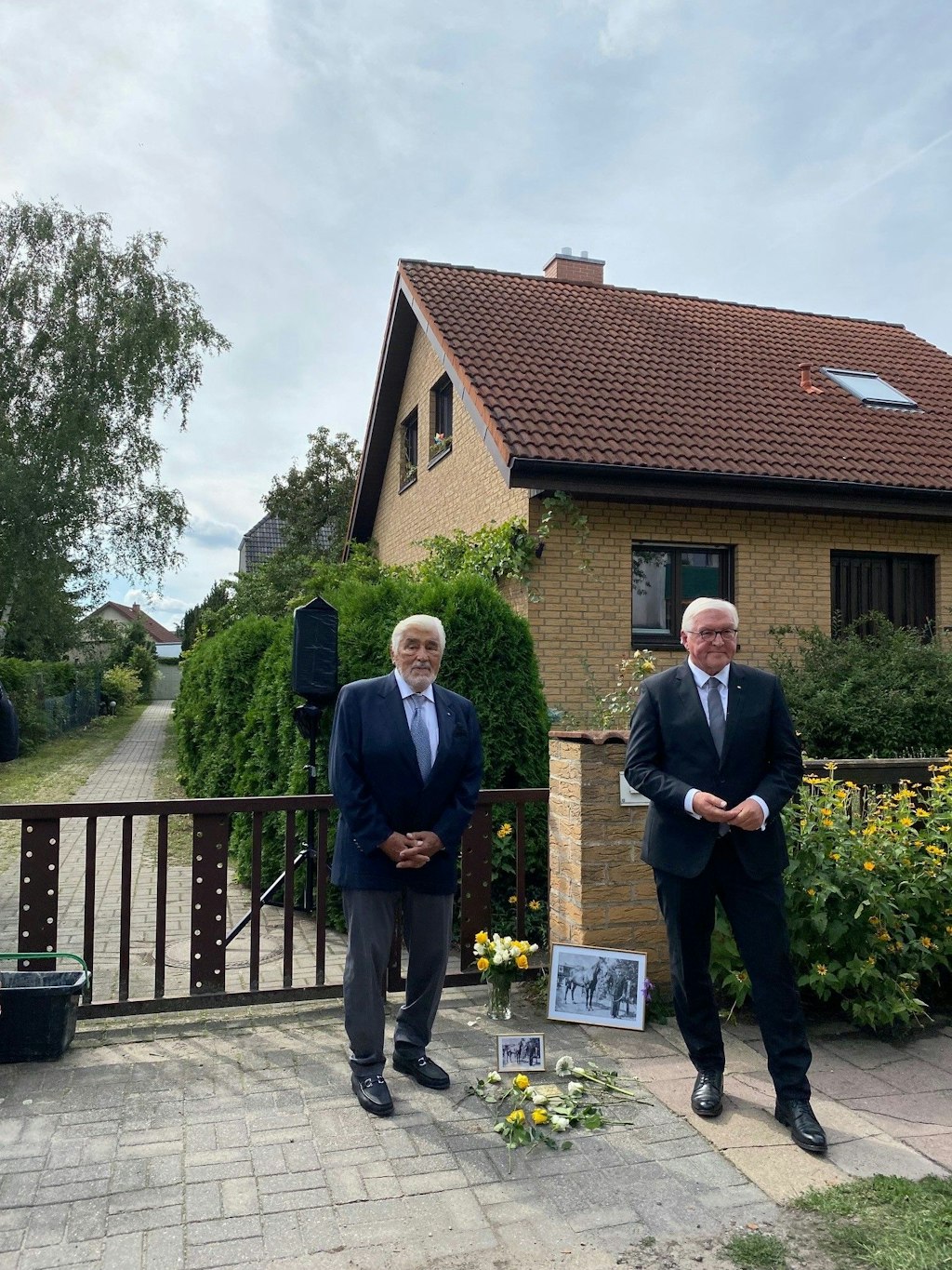 Schauspieler Mario Adorf und Bundespräsident Frank Walter Steinmeier am neuverlegten Stolperstein für Bruno Lüdke.