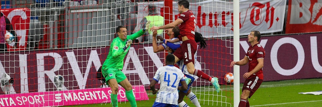 Bayerns Lewandowski überrumpeltdie beiden Hertha-Verteidiger Boyata und Stark bei seinem Tor zum 2:0.
