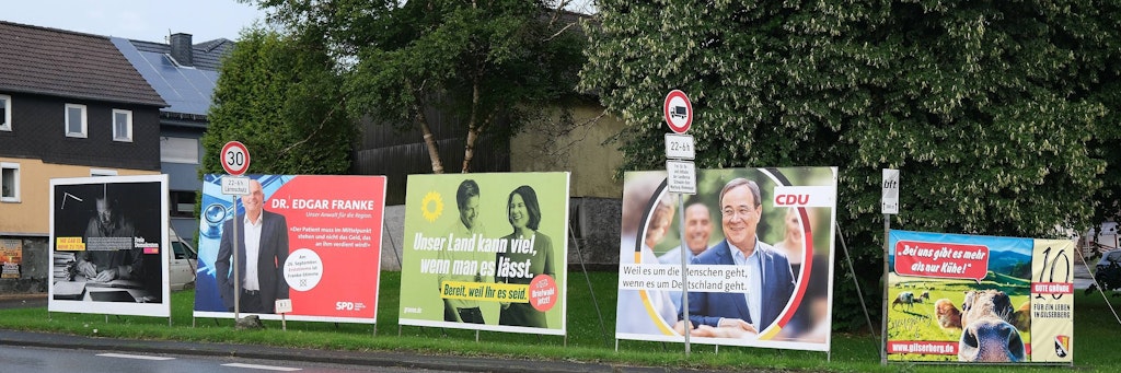 Auf Wahlplakaten werben Parteien mit kurzen verständlichen Slogans.