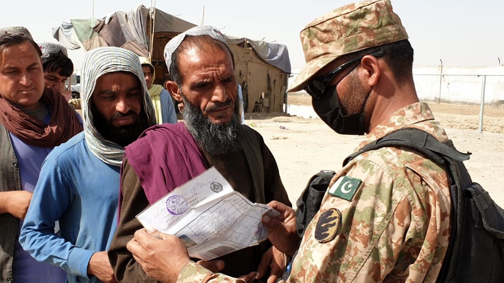 Afghanen versuchen über den Landweg zu fliehen, wie hier an einem Grenzübergang zu Pakistan.