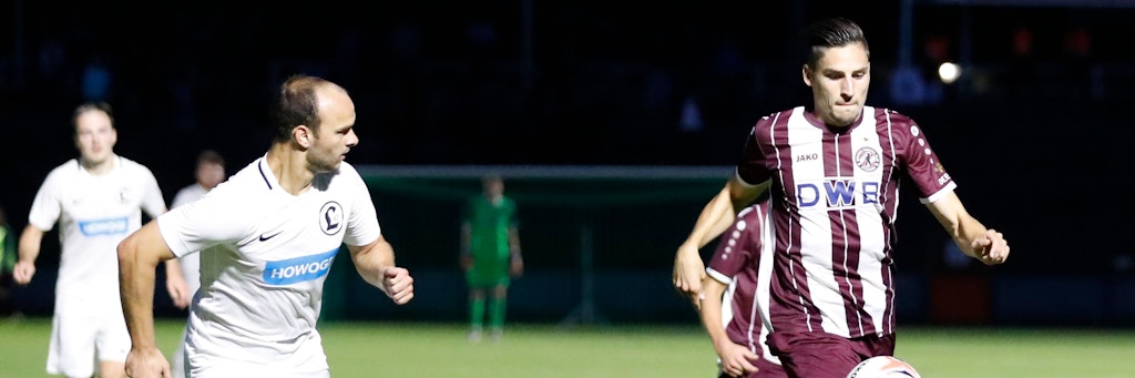 Dynamos Alexander Siebeck (r.) - hier im Duell mit Lichtenbergs Oliver Hofmann – sicherte dem BFC mit seinem Kopfballtor einen wichtigen Dreier. 