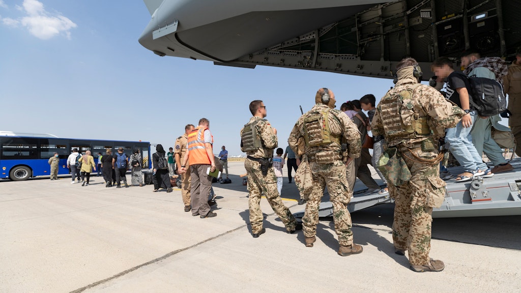 In Taschkent (Usbekistan) stiegen die Schutzbedürftigen aus Afghanistan auf zivile Flüge um.