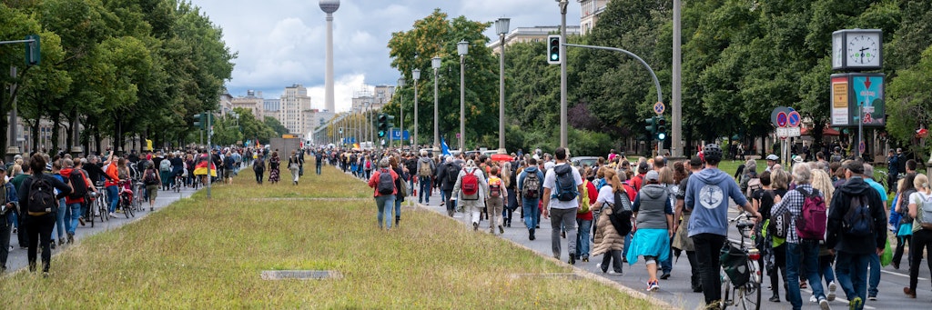 Teilnehmer einer Demonstration gegen die Corona-Politik in der Karl-Marx-Allee.