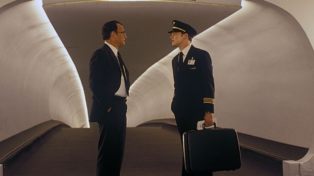 FBI-Agent Hanratty (Tom Hanks, l.) versucht, dem Hochstapler Frank (Leonardo DiCaprio) ins Gewissen zu reden.