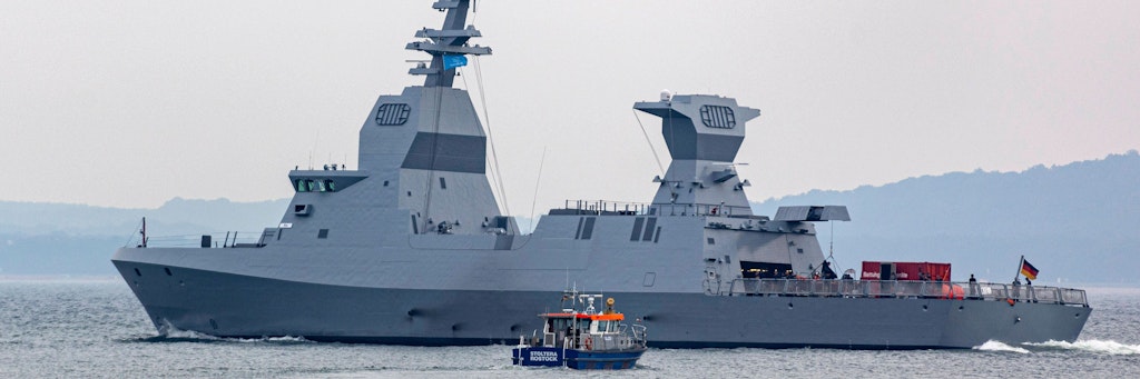 Ein Kriegsschiff für Israel wird in der Ostsee vor Rügen erprobt.