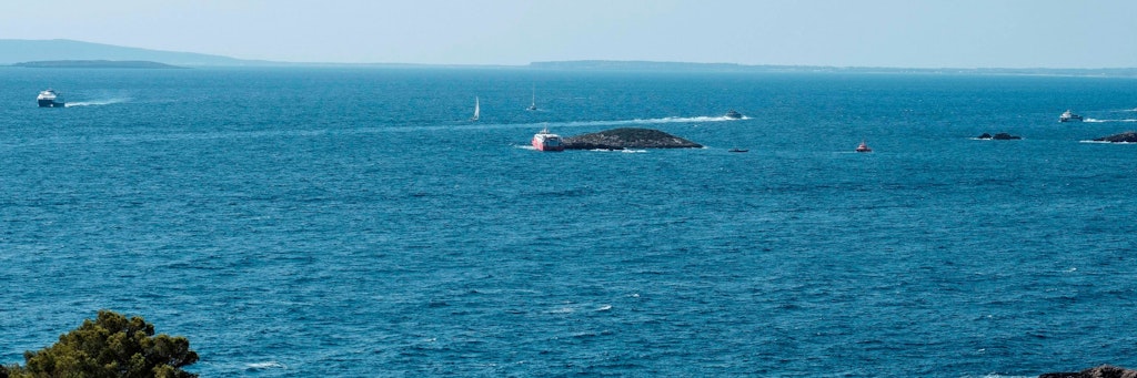 Vor Ibiza kam es zu einem schweren Fährunglück. Die „San Gwann“ rammte das Inselchen Es Malvins.