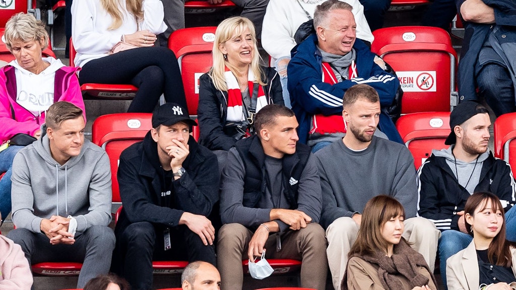 Noch im eisernen Kreis: Unions gesperrter Marvin Friedrich (2.v.r.) verfolgte das Spiel gegen Gladbach auf der Tribüne der Alten Försterei.