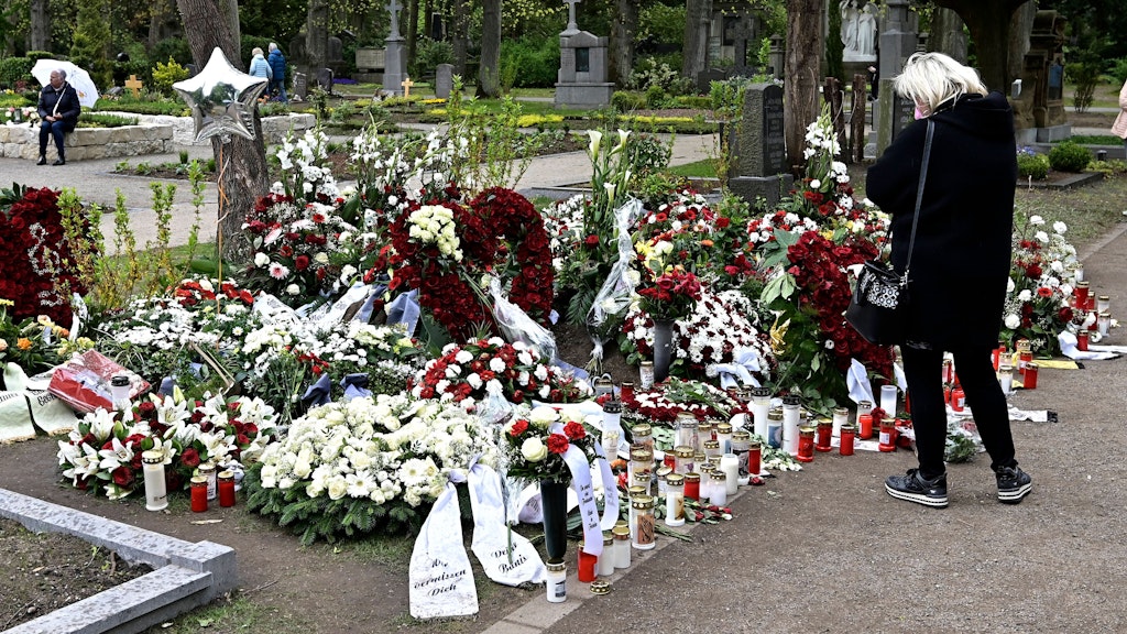 Das Grab von Willi Herren auf dem Melaten-Friedhof in Köln kurz nach der Trauerfeier.