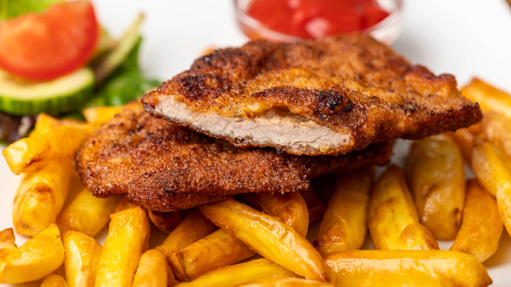 Schnitzel natur sind ruckzuck zubereitet. In einer beschichteten Pfanne wird Butterschmalz erhitzt und das Fleisch wird auf beiden Seiten goldgelb kurz angebraten.