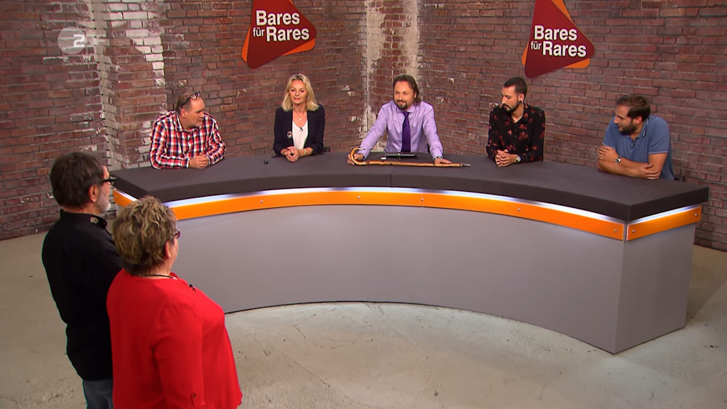 Die Händler bei „Bares für Rares“ nehmen den Spazierstock mit eingebauter Säge kritisch unter die Lupe.