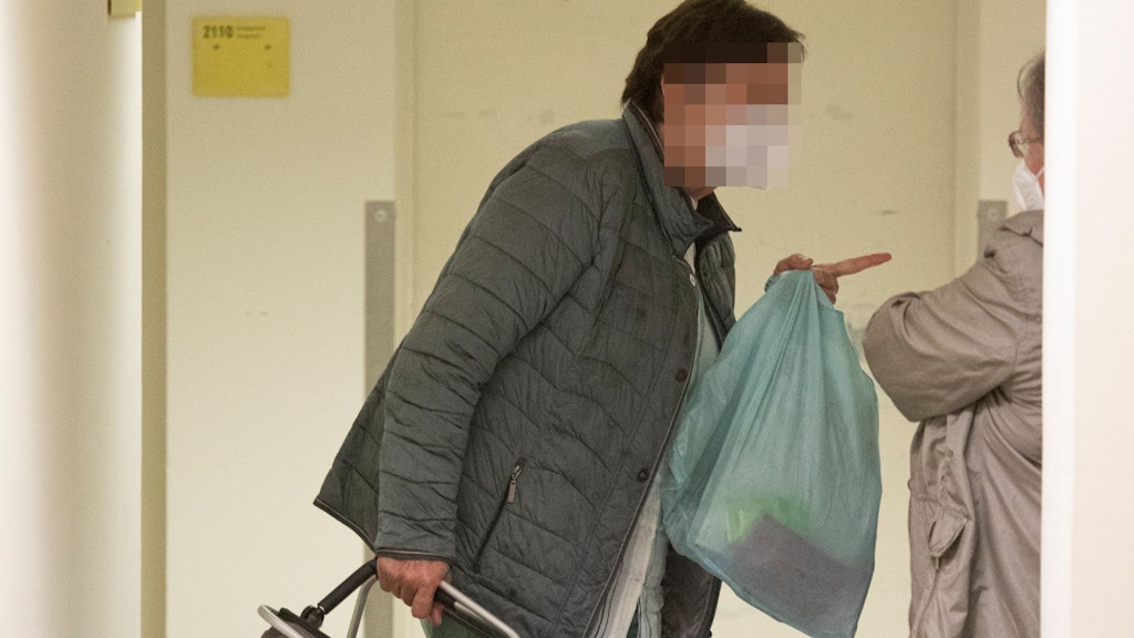Die Rentnerin mit der Tüte attackierte Gehweg-Radler.