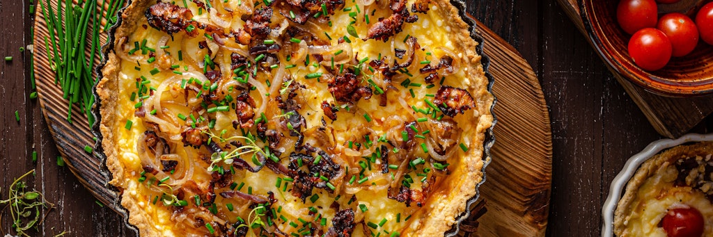 Zwiebelkuchen schmeckt lecker und ist sehr leicht zuzubereiten.