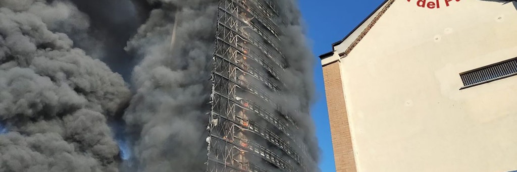 Mailand: Feuer und Rauchschwaden hüllen das Hochhaus ein.