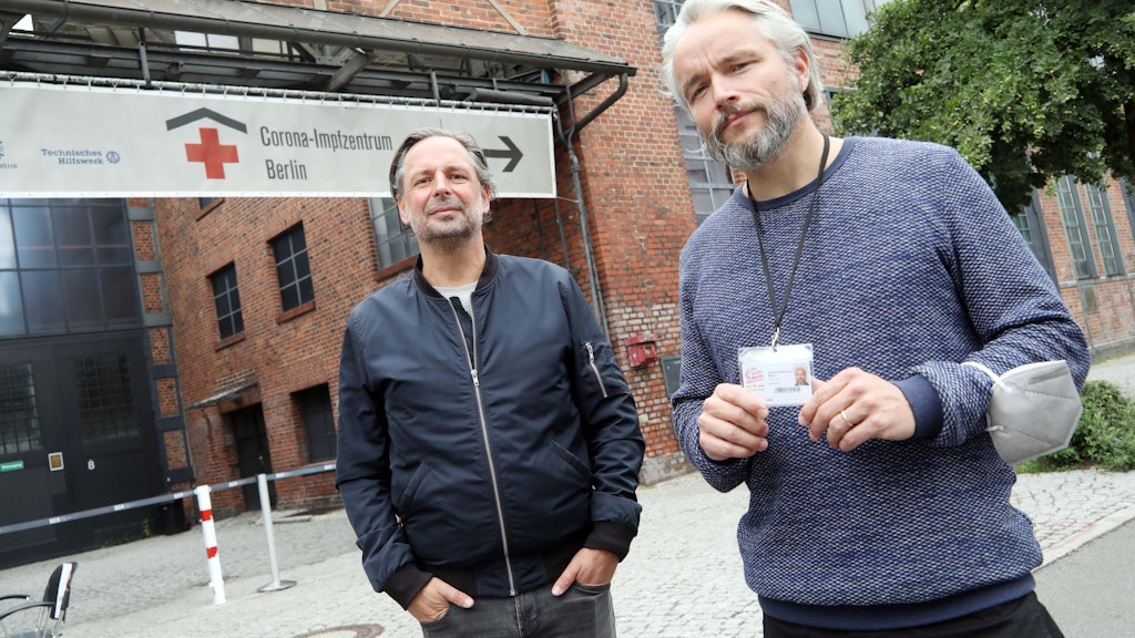DJ Marco Resmann (44) und Projektmanager Christian von Manteuffel (48) waren von Begin an in der Arena als Helfer dabei. Nun werden sie im Impfzentrum Tegel weiter machen.