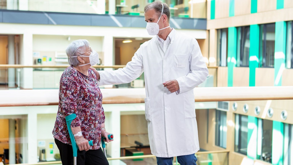 Ursula Thalheim mit dem Operateur aus dem Helios-Klinikum Berlin-Buch, Dr. Daniel Kendoff, der ihr half.