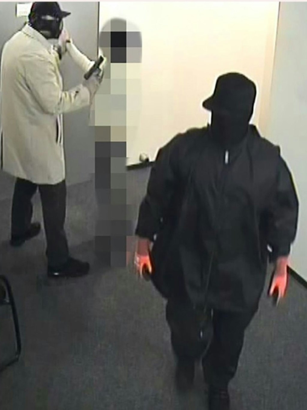 Mit diesem Foto aus einer Überwachungskamera suchte die Polizei nach den Tätern. Einer der beiden Bankräuber soll Suphi S. (40) sein.