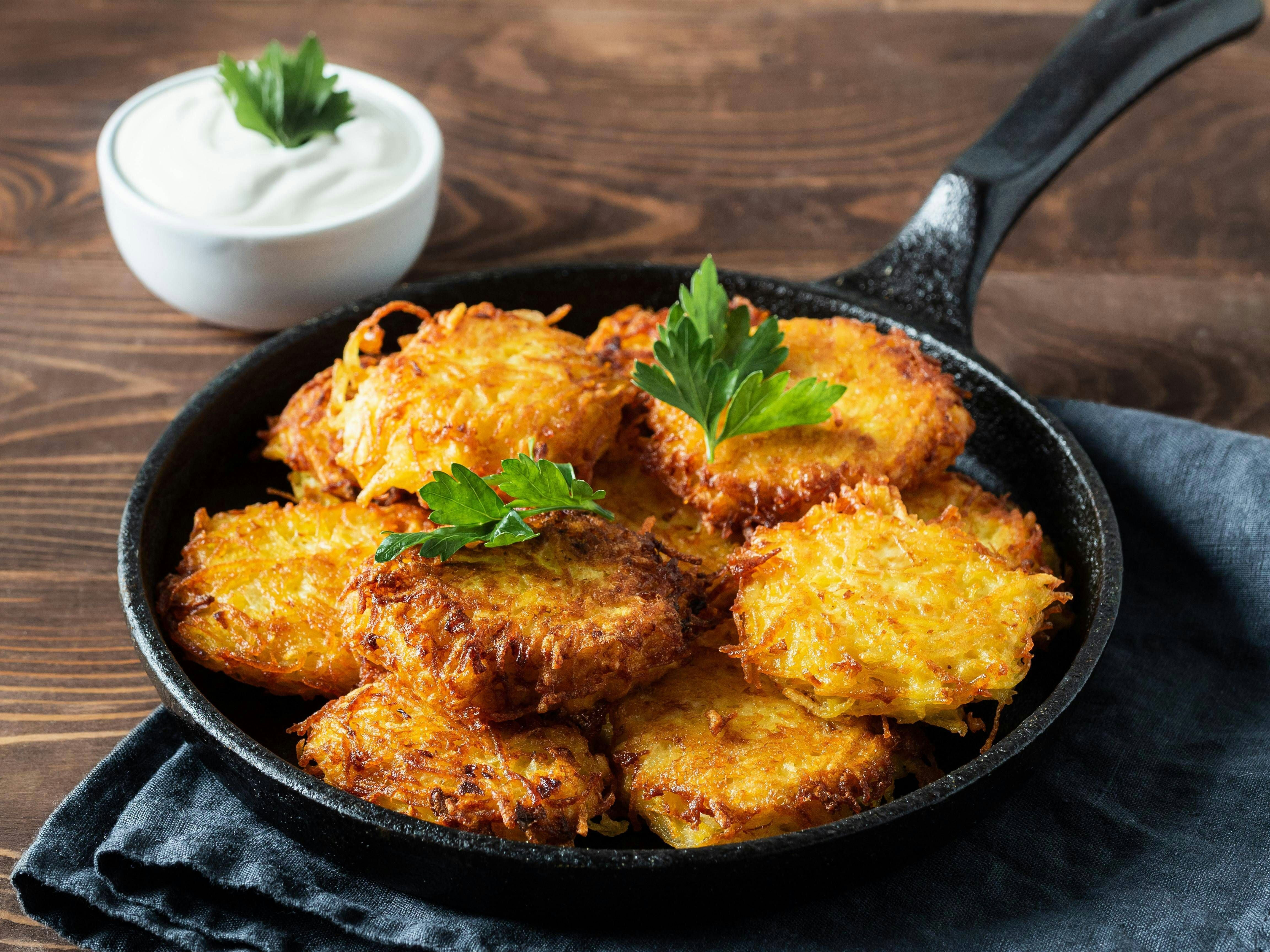 Köstliche Kartoffelpuffer: Mit diesem Trick werden die Reibekuchen so ...