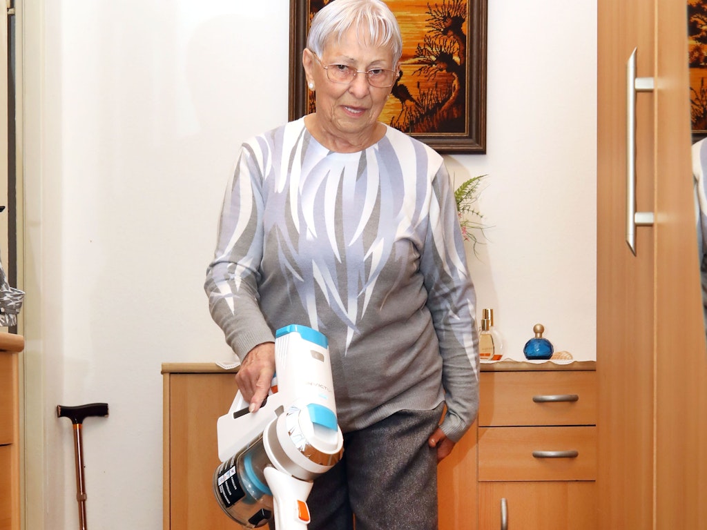 Ursula Thalheim zeigt ihren neuen Staubsauger mit LED-Licht. Damit kann sie drei Monate nach der Operation schon wieder durch ihre Wohnung flitzen.
