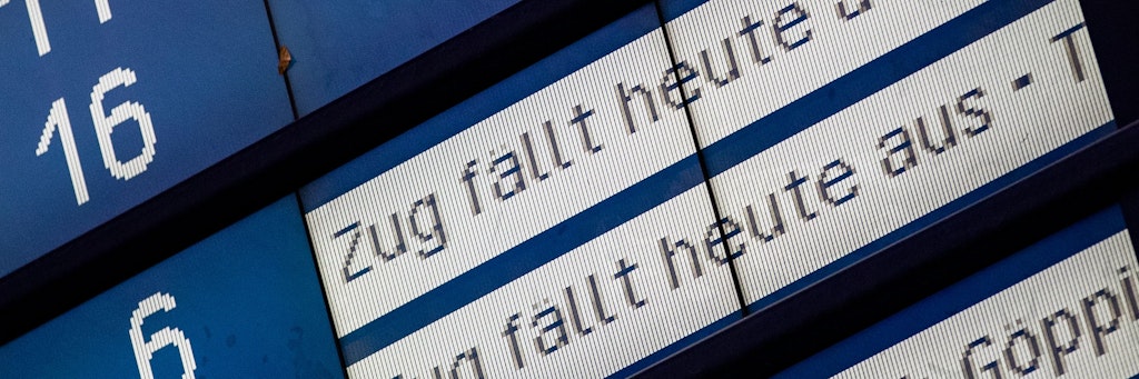  „Zug fällt aus!“ steht auf der Anzeigetafel im Hauptbahnhof Stuttgart.