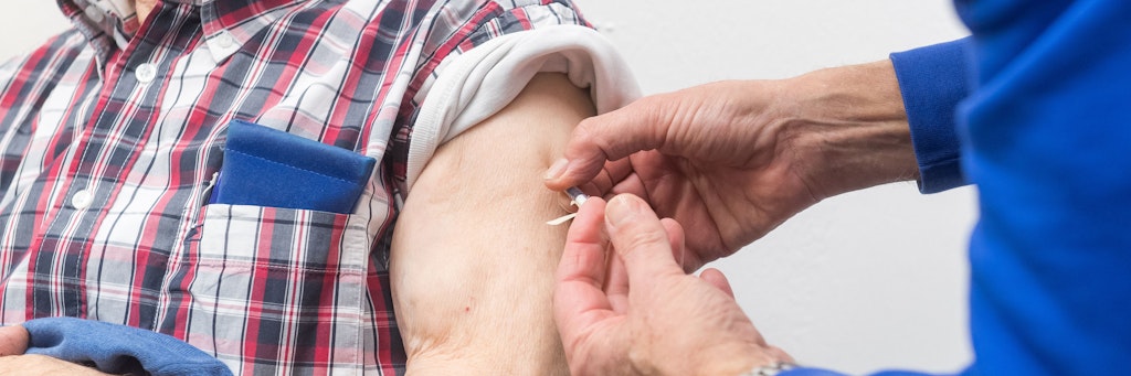 Hochbetagte haben nach der ersten Impfserie häufig eine geringere Immunität gegen das Coronavirus aufgebaut als Jüngere – darum raten Fachleute ihnen zur Auffrischung. Aber auch Jüngere sollen später die Möglichkeit dazu erhalten.