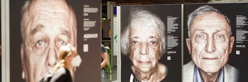 Die Wanderausstellung „Gegen das Vergessen“ mit 15 Porträts des Fotografen Luigi Toscano zeigt auch Margot Friedländer.
