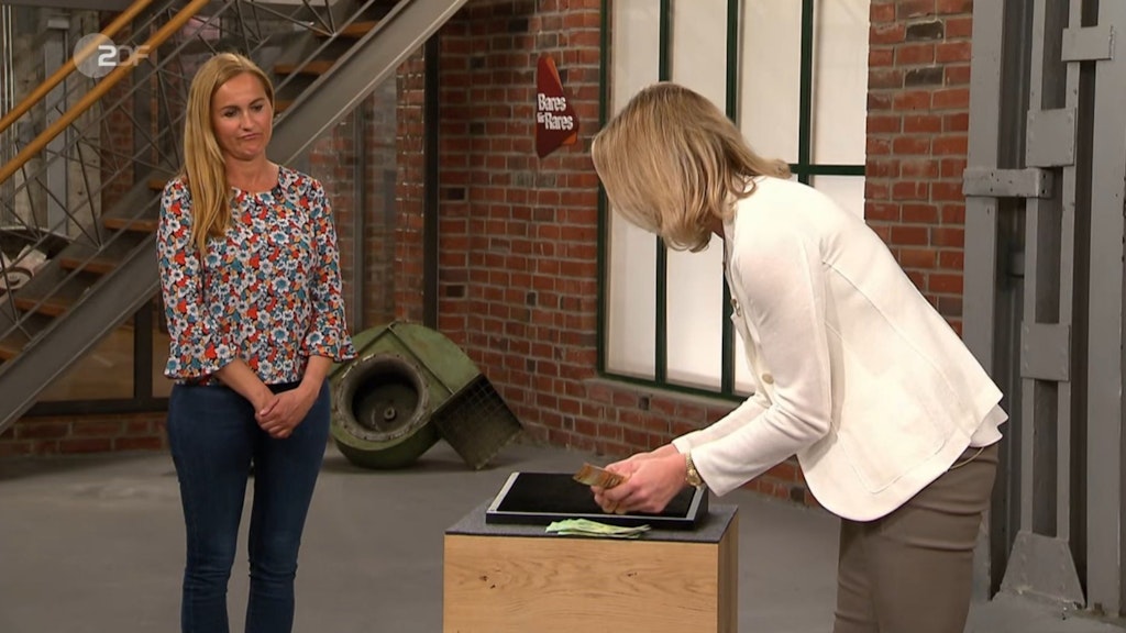 Für 2000 Euro kauft „Bares für Rares“-Händlerin Susanne Steiger das Kreuz, will es für sich selbst behalten.