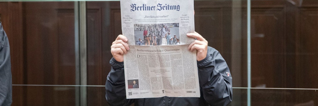 Vor Gericht versteckte sich der Angeklagte Jens F. hinter einer Zeitung.