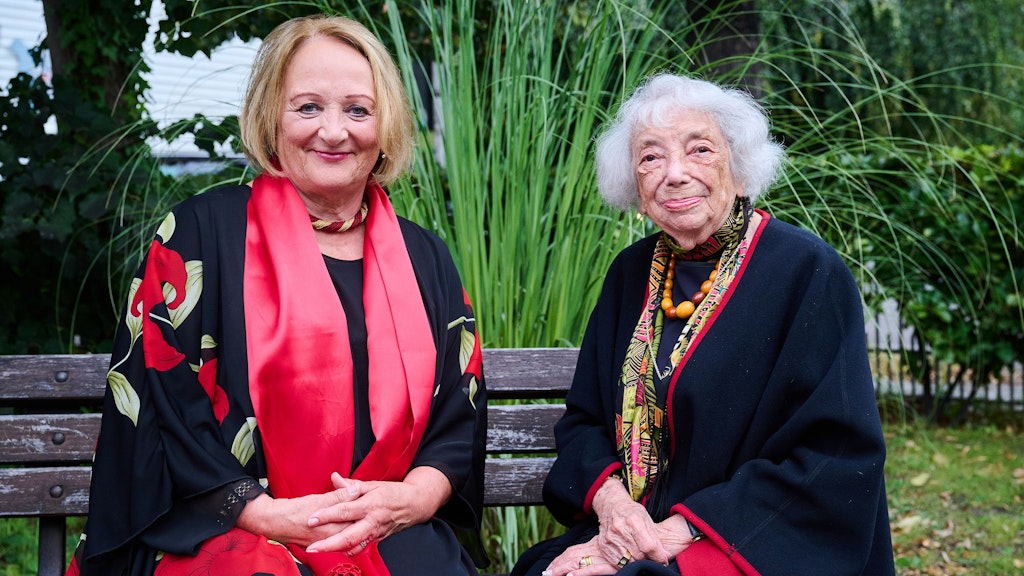 Sabine Leutheusser-Schnarrenberger (l.), Antisemitismusbeauftragte von Nordrhein-Westfalen, und Margot Friedländer, Holocaust-Zeitzeugin, sitzen im Garten des Schlosspark Theaters Berlin. Am 5. November wird Margot Friedländer 100 Jahre alt.