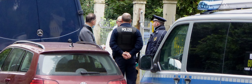 Polizeibeamte vor dem Wohnhaus, in dem in der Nacht zuvor eine Mutter und ihr Kind getötet worden waren. 