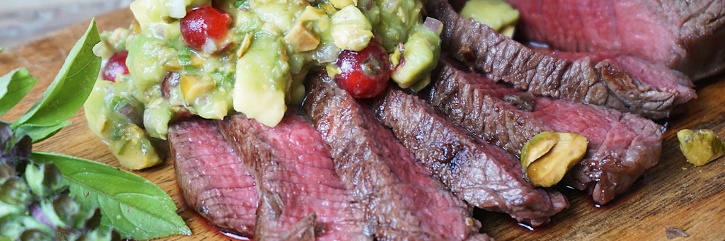 Damit das Steak perfekt medium gelingt, muss es vorm Anbraten eine Stunde in die nicht zu heiße Röhre. In der Zeit lässt sich die Avocado-Johannisbeer-Salsa zubereiten. 