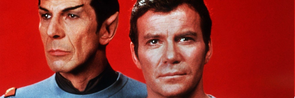 William Shatner (r.) als Captain James T. Kirk, Commander des Raumschiffes Enterprise, und Leonard Nimoy als Crewmitglied Spock vom Planeten Vulkan.