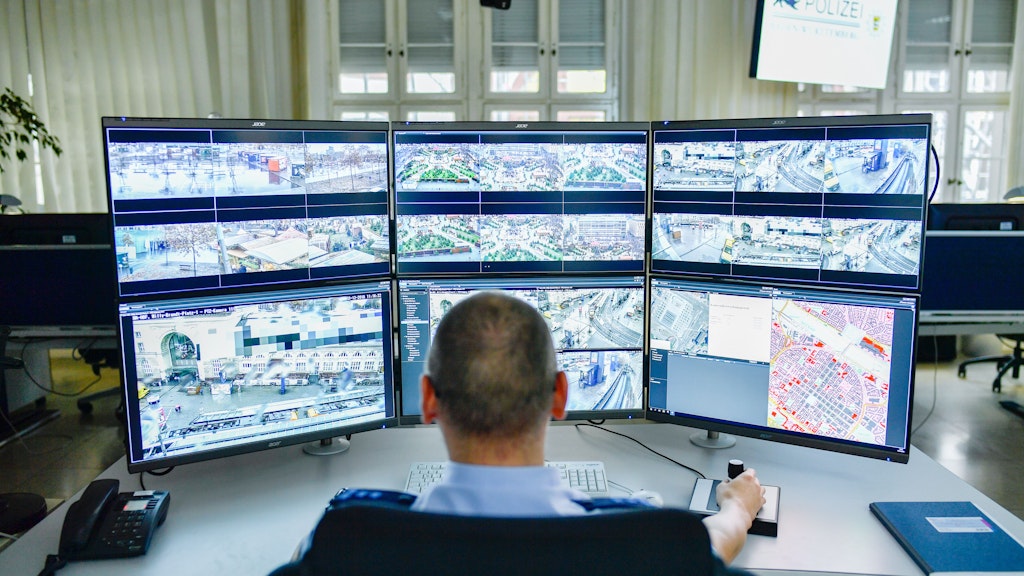 Ein Polizist sitzt im Polizeipräsidium Mannheim (BaWü) an einem Arbeitsplatz der sogenannten intelligenten Videoüberwachung.