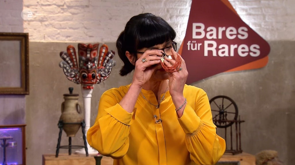 „Bares für Rares“-Expertin Dr. Heide Rezepa-Zabel prüft das Korallen-Armband ganz genau.