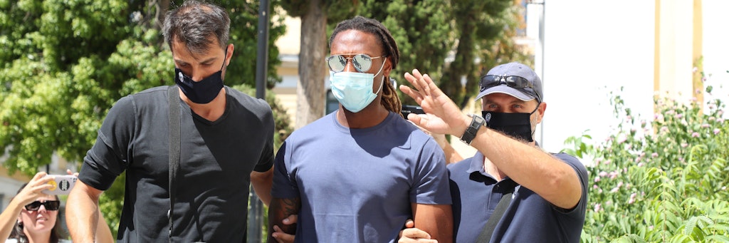 Ruben Semedo wird von zwei griechischen Polizisten aus seinem Haus abgeführt.