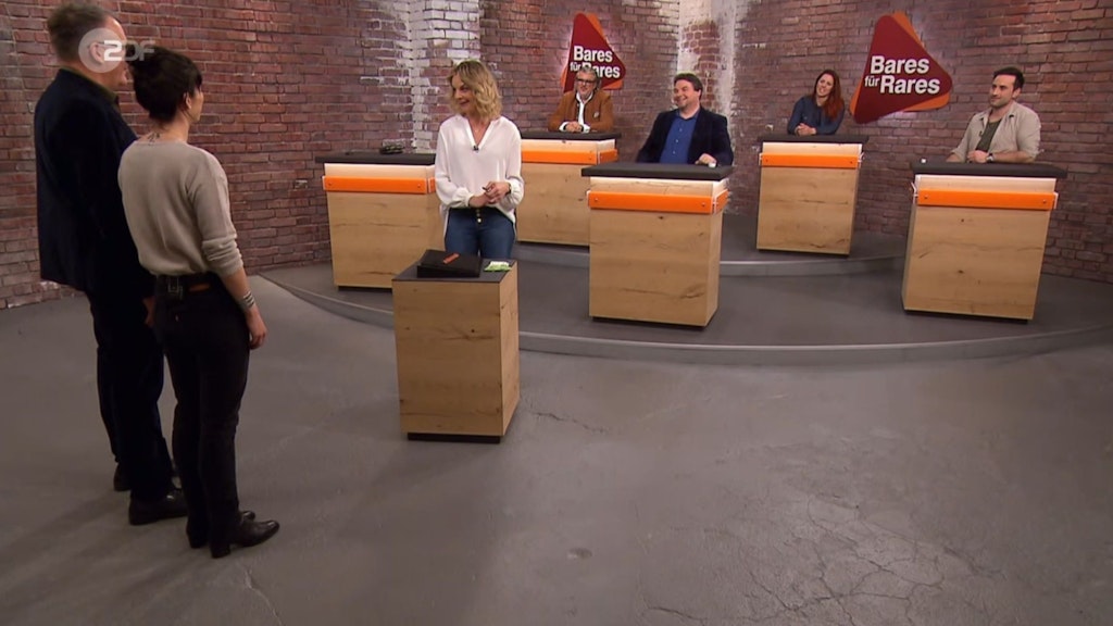 Für 1100 Euro geht das Korallen-Armband an „Bares für Rares“-Schmuckliebhaberin Susanne Steiger.