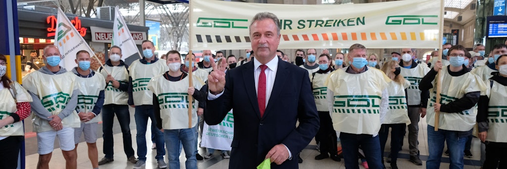 Trotz eines neuen Angebots setzt Klaus Weselsky, Vorsitzender der Gewerkschaft der Lokführer (GDL), den Bahnstreik fort.