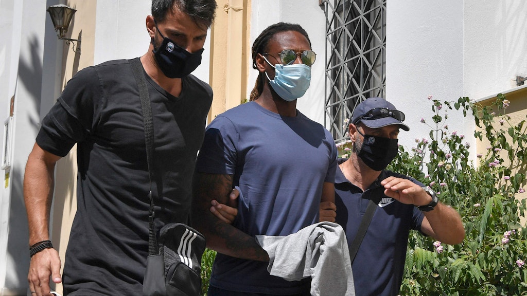 Semedo legte einen Pullover über seine Hände, damit die Öffentlichkeit nicht sieht, wie er in Handschellen abgeführt wurde.