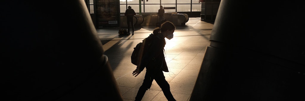 Am Bahnhof Südkreuz sind am frühen Donnerstagmorgen nur wenige Fahrgäste unterwegs. 