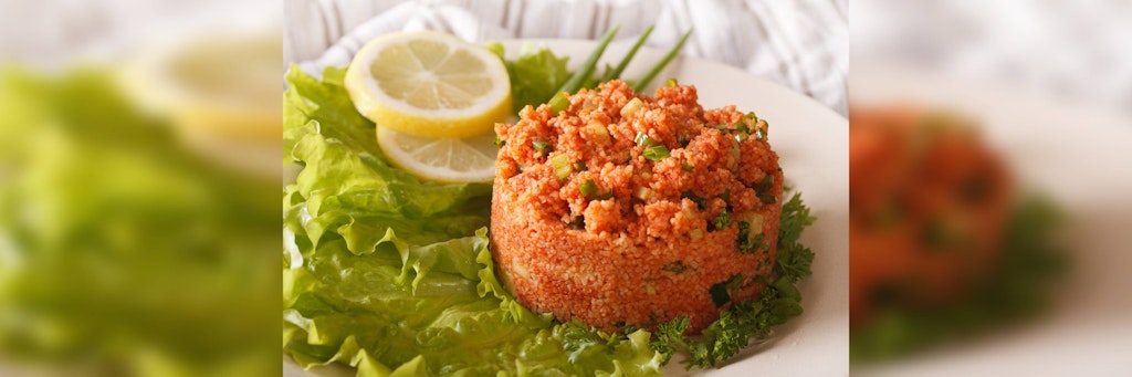 Der Kısır, der Bulgursalat mit Kräutern ist der perfekte Snack für die Mittagspause.