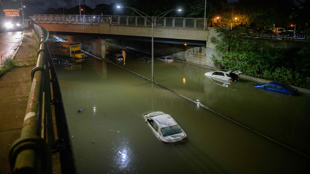 Mehrere Auto stehen auf einer Schnellstraße in New York unter Wasser.