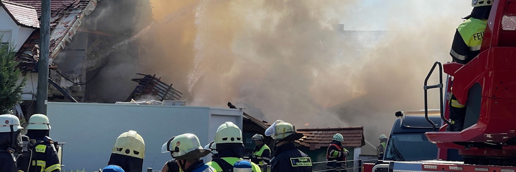 Rohrbach: Einsatzkräfte der Feuerwehr am Explosionsort.