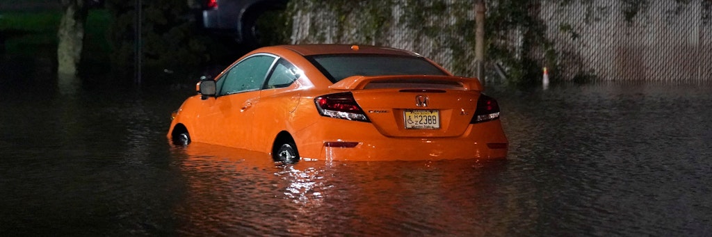 Ein verlassenes Auto steht im Hochwasser auf einer Straße in der Millionenmetropole New York.