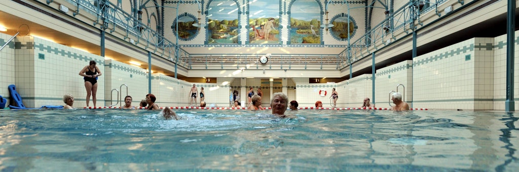Wie hier im Stadtbad Charlottenburg kann in vielen Schwimmhallen Berlins wieder getaucht und geschwommen werden. 