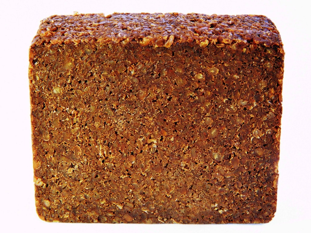Das tiefbraune Vollkornbrot aus Roggenschrot ist sehr kompakt und saftig.