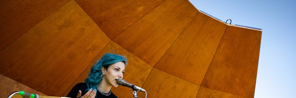 Die Musikerin Diana Loop testete die Muschel: Um die Anwohner vor Musik und Lärm im Mauerpark zu schützen, wurde eine Acoustic Shell, eine Schall-Muschel aufgestellt. <br><br>