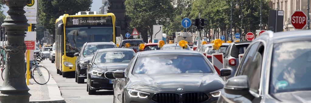 Auf dem Boulevard Unter den Linden staut sich der Verkehr. Die Initiative „Berlin autofrei“ will die Autos aus Berlins Innenstadt verbannen.
