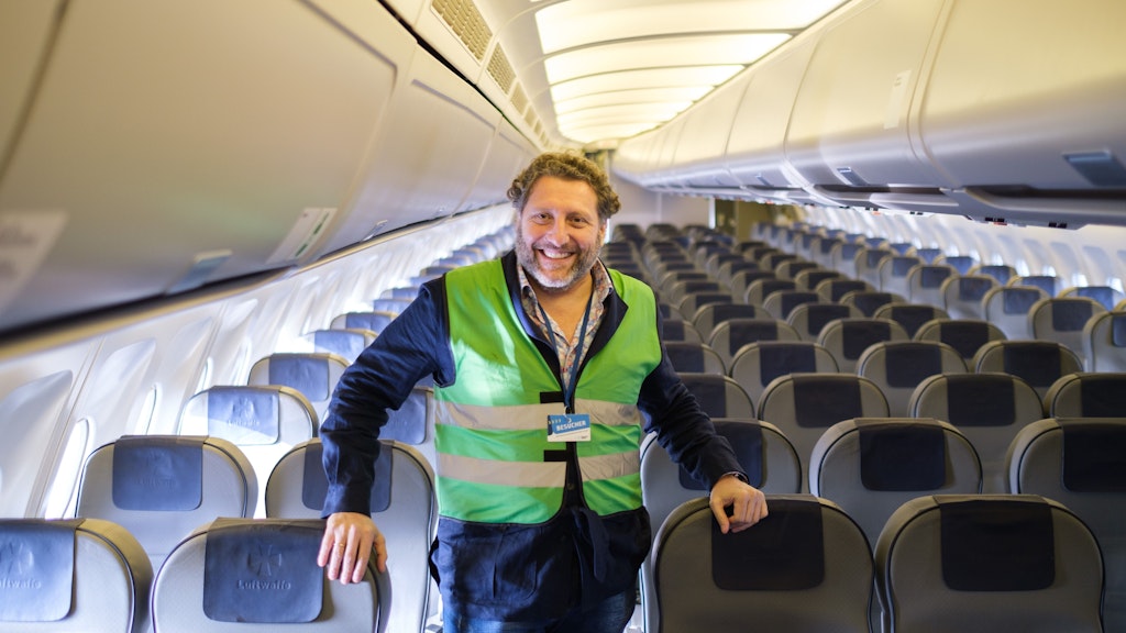 Fabrizio Sepe (l), Geschäftsführer des Serengeti-Parks, steht in seinem neuen Airbus A310 10+23. Der Seregenti-Park hat den Flieger erworben und will ihn zu einem Restaurant ausbauen, das im Sommer 2022 eröffnet werden soll. 