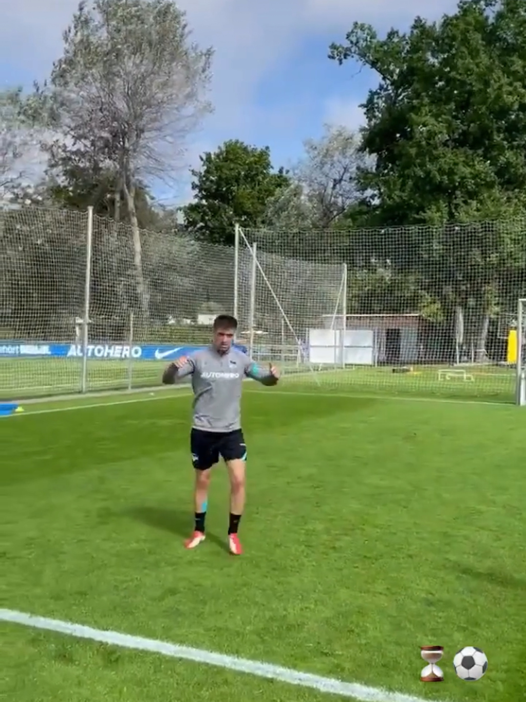 Daumen hoch: Hertha-Stürmer Kris Piatek trainiert wieder auf dem Schenckendorffplatz.